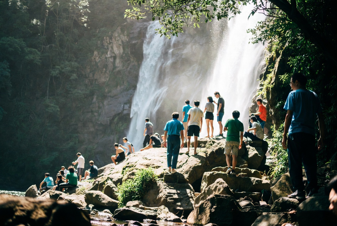 Gallery of clean minimal home screen wallpapers with various gradient styles